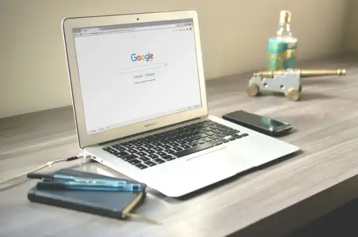 Laptop mostrando la página de inicio de Google, simbolizando cómo los beneficios del SEO mejoran la visibilidad