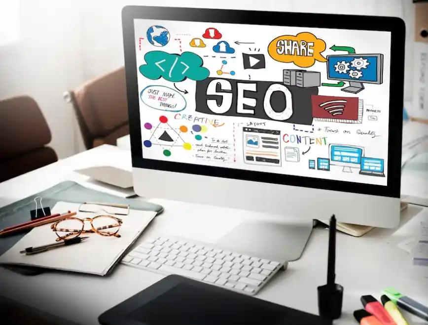 Monitor mostrando conceptos y estrategias de SEO, como contenido, diseño y calidad, en una agencia SEO internacional.