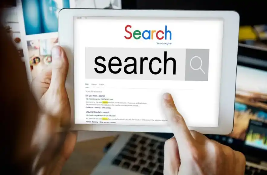 Persona utilizando una tablet para realizar una búsqueda en un motor de búsqueda, representando el alcance global del SEO Internacional.
