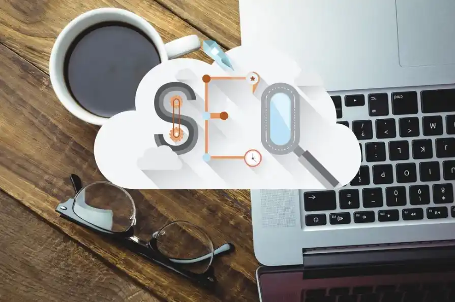 Elementos de SEO en una ilustración sobre un escritorio con laptop y café, representando el trabajo de una agencia SEO.