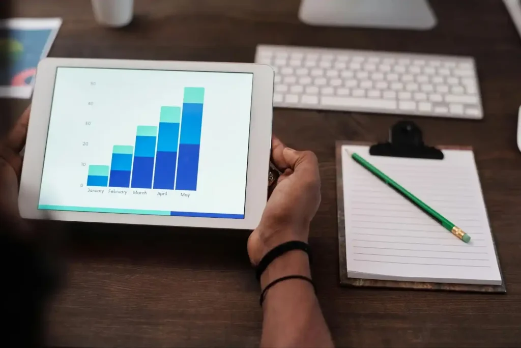 Gráfica de crecimiento en una tablet, representando el seguimiento de resultados en distintos tipos de SEO.