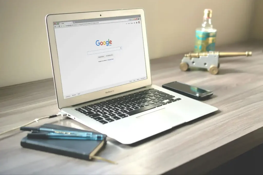 Laptop abierta en la página de inicio de Google, representando la importancia de la optimización SEO para mejorar la visibilidad en los motores de búsqueda.