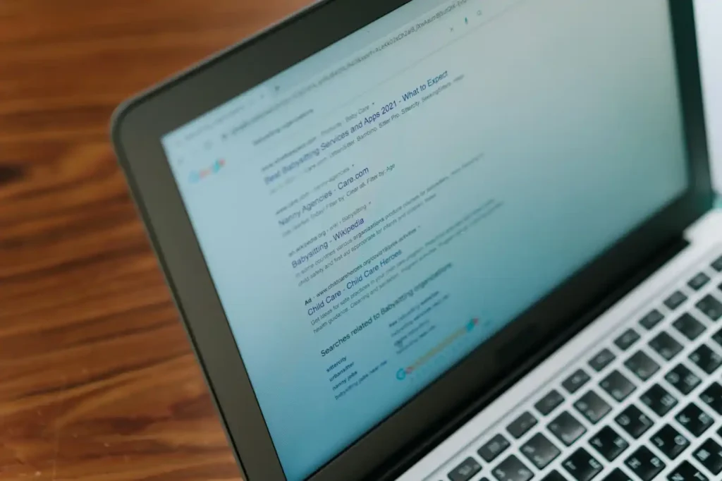 Laptop mostrando una página de resultados de búsqueda en Google, ilustrando la importancia de la optimización SEO para mejorar el posicionamiento.