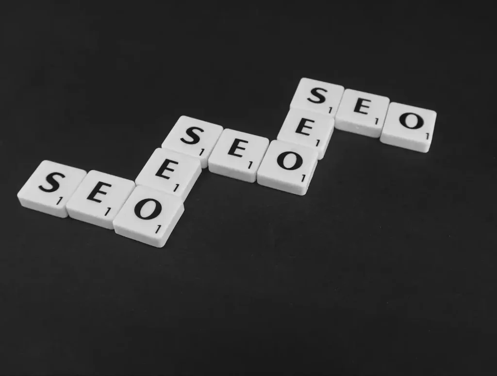 Fichas de letras formando la palabra SEO, simbolizando los distintos tipos de SEO para optimización en motores de búsqueda.