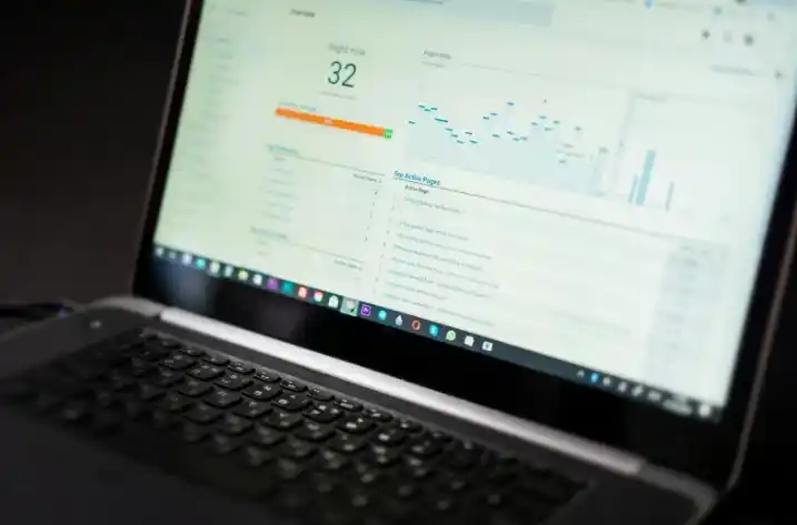 Laptop mostrando estadísticas de rendimiento en una herramienta de análisis web, representando diferentes tipos de SEO.