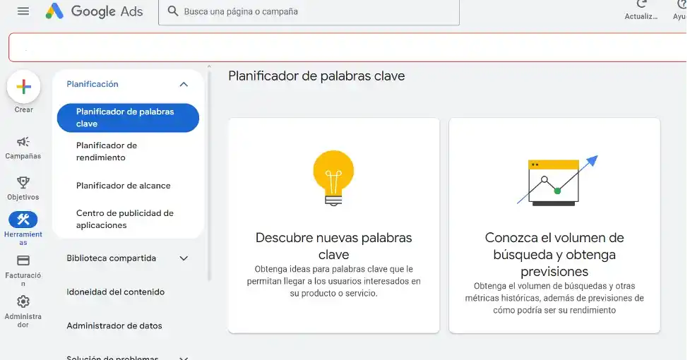 Captura de pantalla del planificador de palabras clave de Google Ads, mostrando herramientas para descubrir palabras clave y analizar volúmenes de búsqueda.