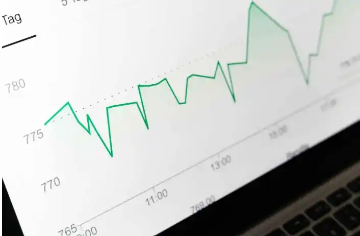 Pantalla de laptop mostrando un gráfico de una herramienta para keyword research
