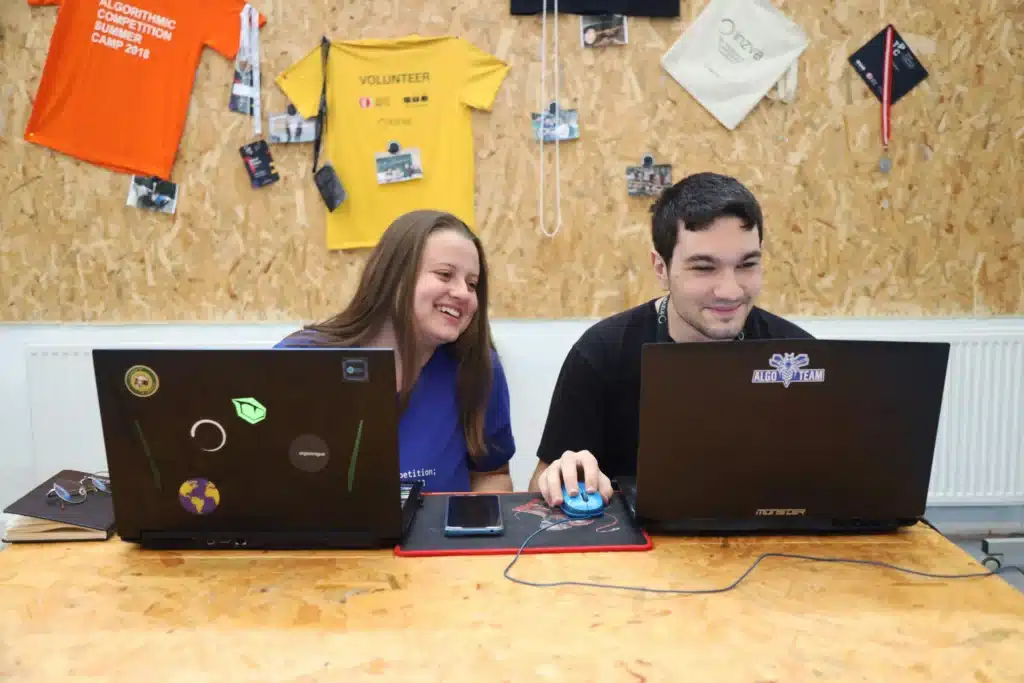 Personas colaborando en un proyecto de evergreen marketing usando laptops en un entorno creativo y relajado