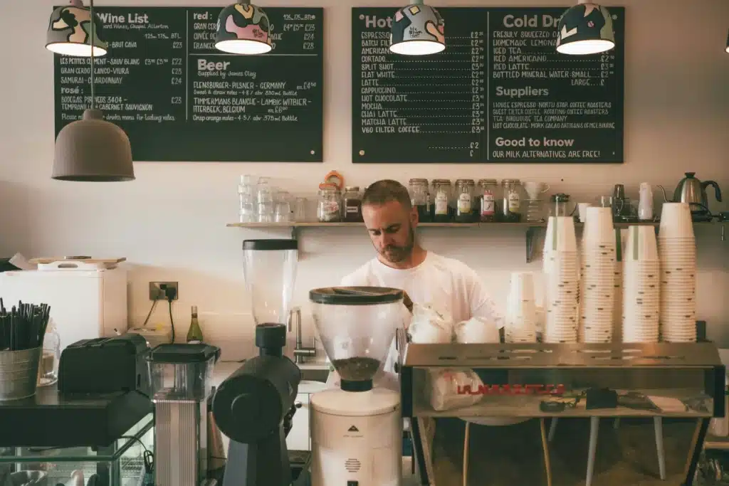 Barista preparando café en cafetería local, ejemplo visual de pyme que aplica SEO para pymes y estrategias digitales