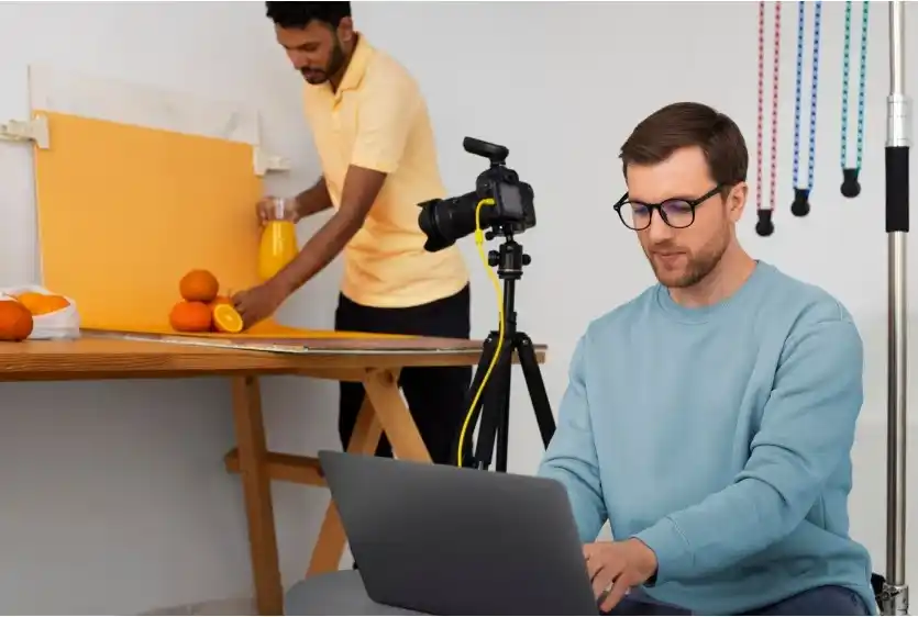 Fotógrafos especializados de vista lateral que trabajan en la generación de contenido