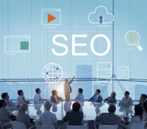 Reunión de ejecutivos analizando una estrategia de seo for CEOs con elementos clave como contenido, datos, red de enlaces y nube digital