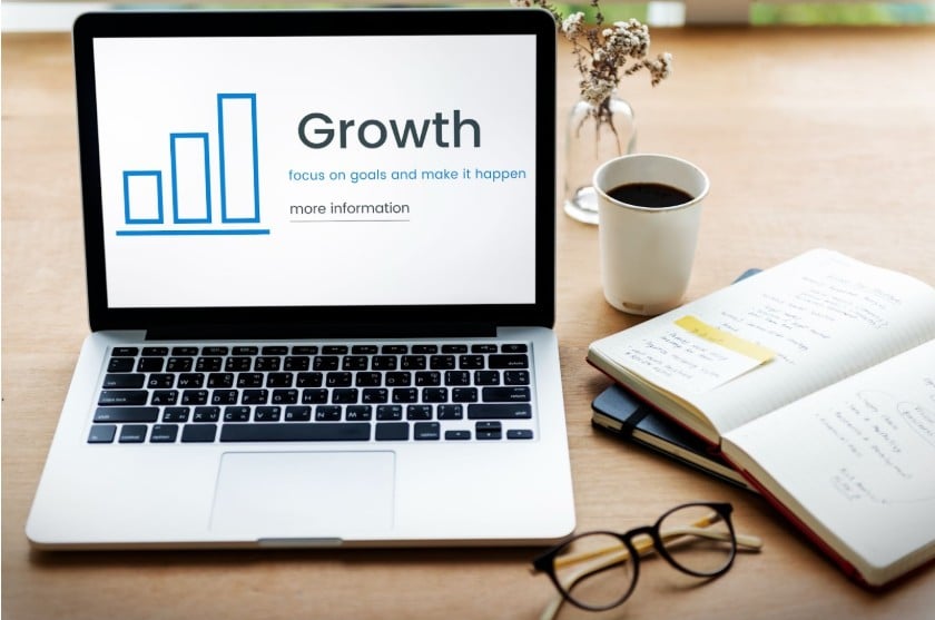 SEO Growth representado en gráfica de crecimiento en laptop