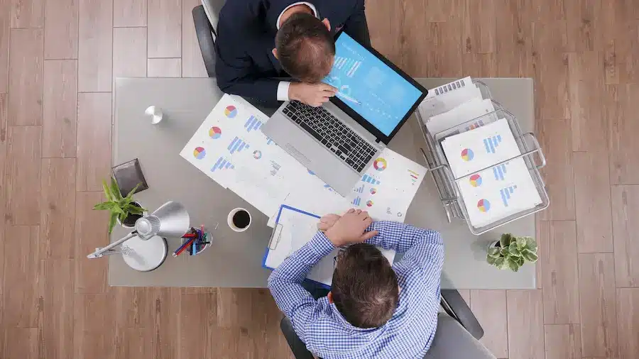 Cómo una estrategia de contenidos SEO y una agencia se complementan para generar tráfico orgánico, autoridad y ventas para empresas en México.