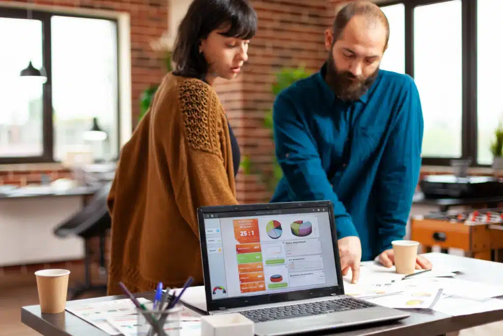 personas analizando los errores técnicos SEO más comunes en webs de PYMES en CDMX y cómo afectan su posicionamiento orgánico