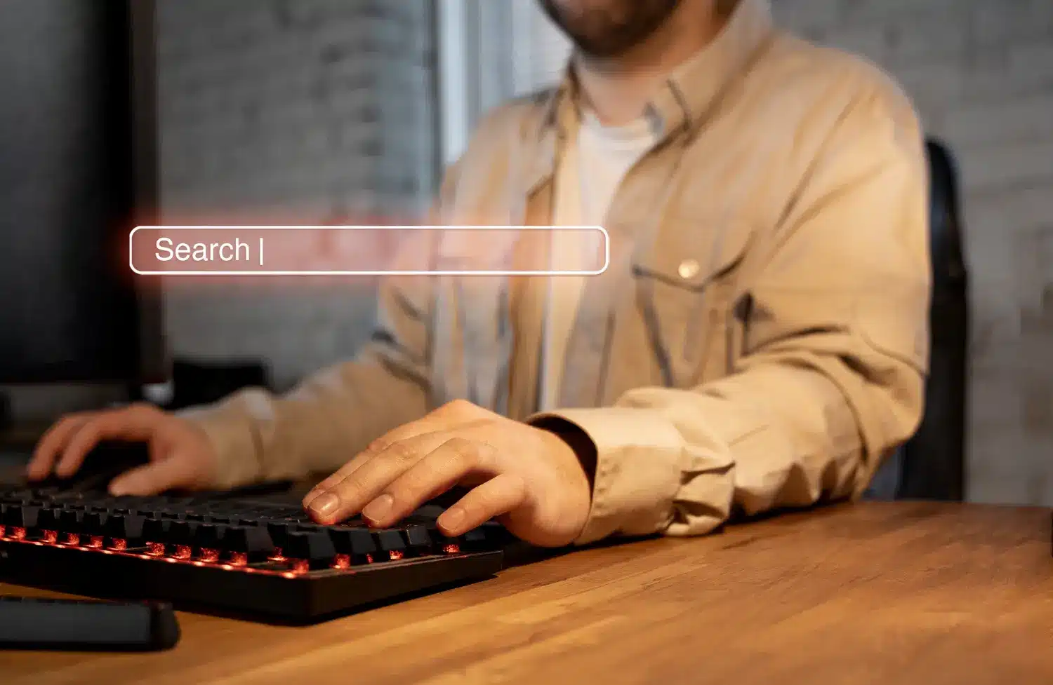 Persona realizando una búsqueda en internet desde una computadora, con una barra de búsqueda superpuesta