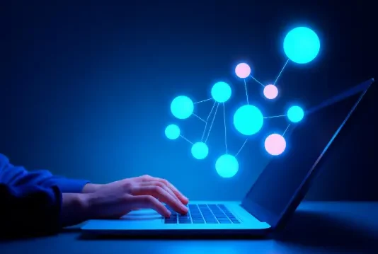 Estrategia de link building representada con nodos digitales conectados sobre laptop