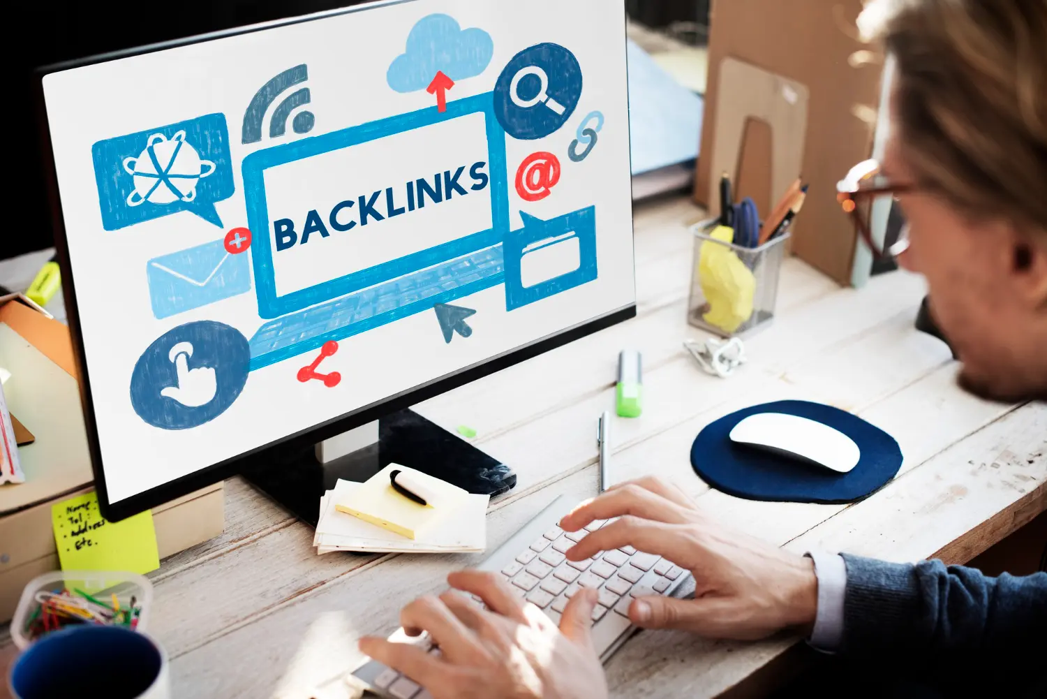 Profesional analizando tipos de backlinks y estrategia de enlaces
