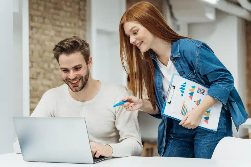 Agencia SEO vs freelance: equipo de trabajo analiza datos y define una estrategia de posicionamiento