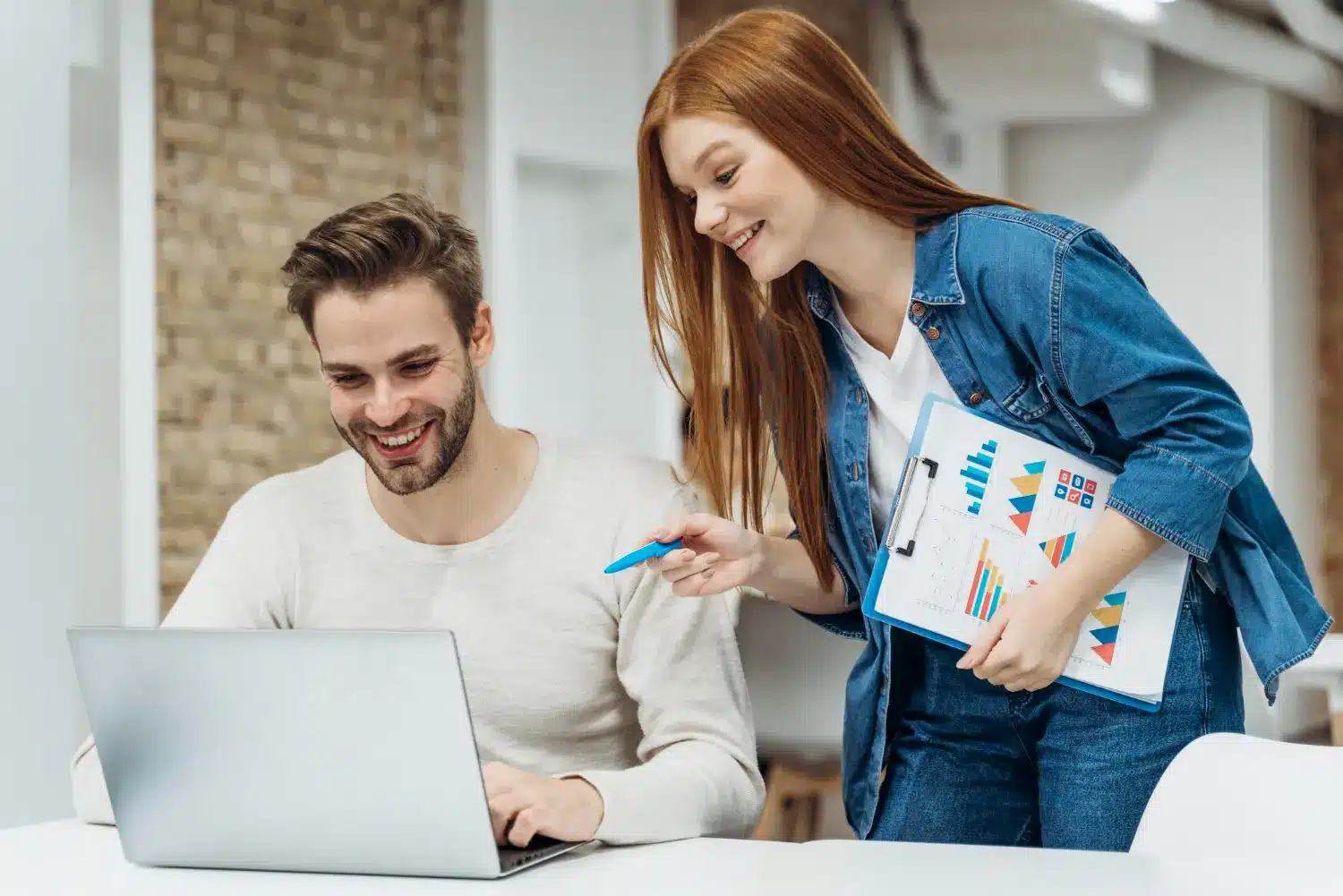 Agencia SEO vs freelance: equipo de trabajo analiza datos y define una estrategia de posicionamiento