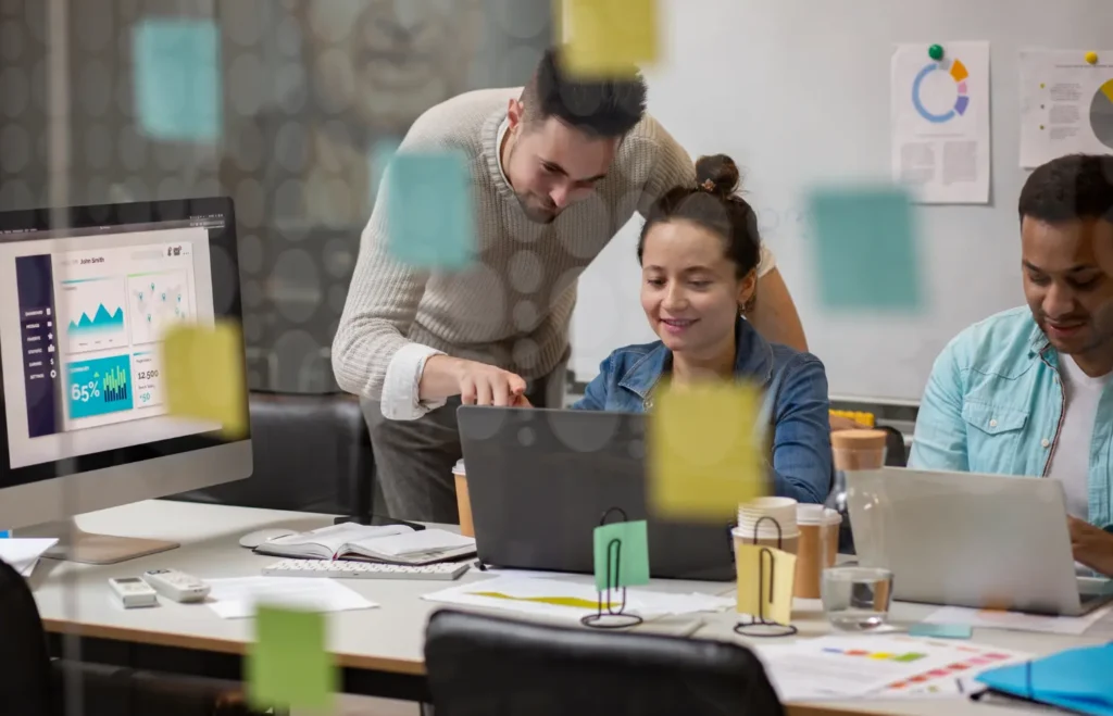 Equipo de SEO analizando resultados en un escritorio con una computadora